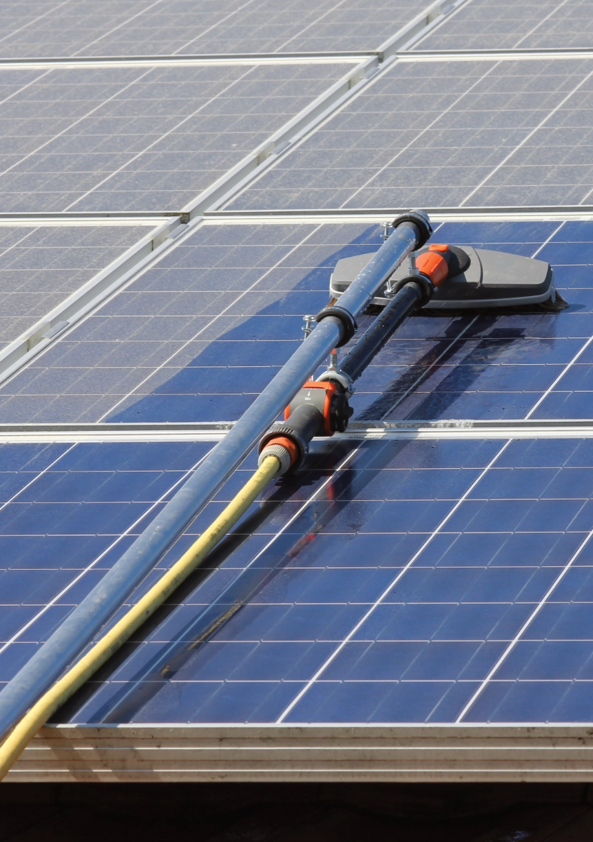 CleanFix Service Photovoltaik Reinigung Wasserfed Pole Wasserfed-Pole-System mit Schlauch bei der Reinigung von Solarmodulen — CleanFix Service